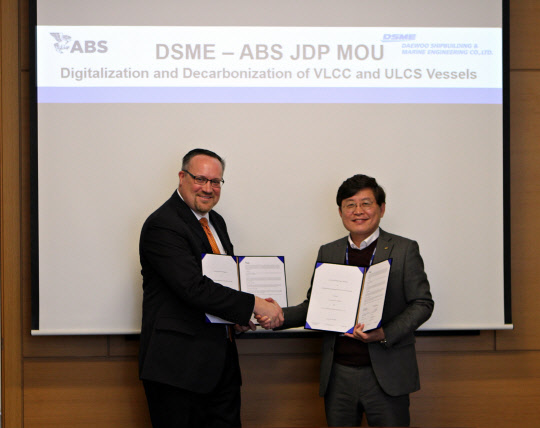 최동규 대우조선해양 전무(오른쪽)와 패트릭 라이언 ABS 글로벌 엔지니어링 부사장이 '탈탄소화 및 디지털 선박' 공동 연구 협약을 맺은 뒤 기념촬영을 하는 모습. <대우조선해양 제공>